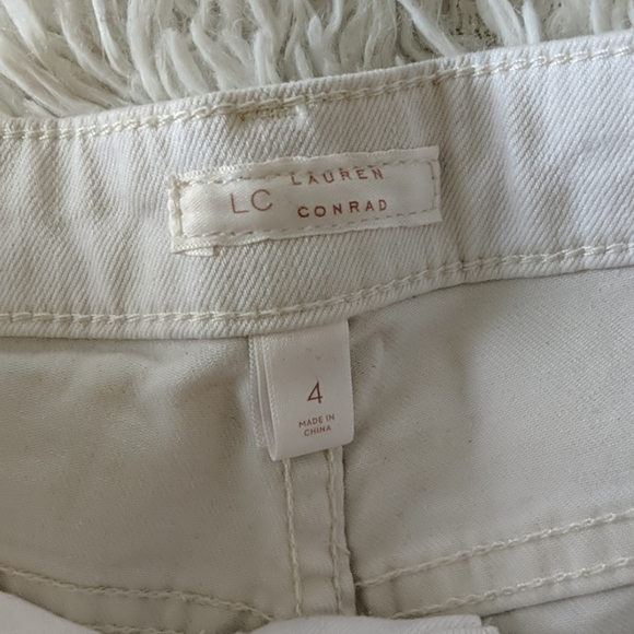 White shorts with flower embroidery detail - Picture 3 of 4